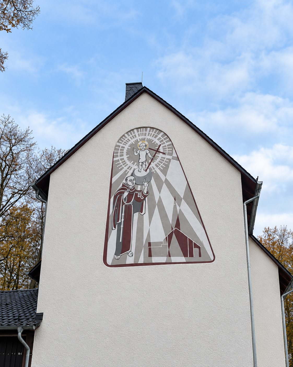 Originalaufnahme einer Referenz von Manfred Berglar, Malermeister: Kirchengiebel mit kunstvollem Wandbild